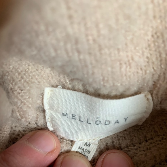 Melloday mock neck ribbed fuzzy sweater. Creamy light pink size M - Picture 4 of 9